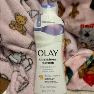 OLAY Ultra Moisture Hydratant Exfoliating Lotion - Purple and White